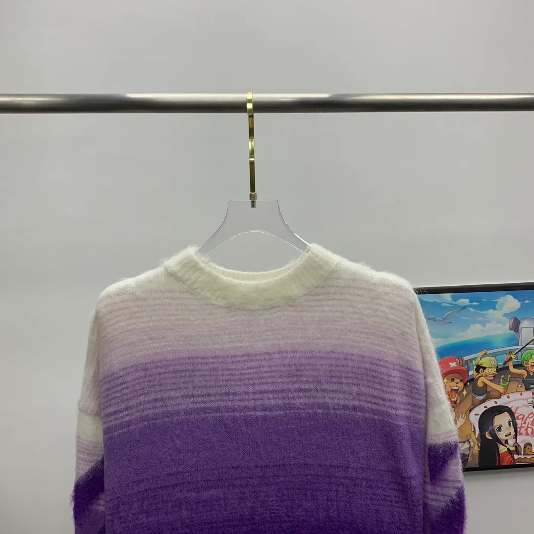 New top tested version OFFWHITE (OW) gradient mohair striped arrow sweater hoodie gradient rendering arrow couple sweater Mohair (English Mohair; Turkish: MUKHYAR) refers to the coat of Angora goats, also known as Angora goat hair. The name comes from Turkish, meaning "the best hair". It has good elasticity, pressure resistance and special luster. It is an excellent raw material for making plush fabrics and one of the most advanced animal textile fiber raw materials in the world market. Mohair has a shape similar to long wool. The fiber surface is smooth, strong luster, high strength, good elasticity, less curl, and easy to wash. Mohair can be used in jacquard blankets, long-haired coats and high-gloss wool fabrics. Mohair sweaters from ow are released every year🛒 The same style and ever-changing colors. There is really no girl who doesn’t love it. It is super suitable for wearing under a down jacket in winter without being bulky! If the lower body is missing, their favorite os version🙋🏻‍♀️ intuitively adds natural softness and fairy beauty effect, which is the best choice! The upper body is lightweight and does not weigh down the body while keeping warm. The sleeves and the gradient arrow parts on the back are repeatedly patterned until the gradient level is satisfied before large-scale products are released. The craftsmanship is extremely demanding. Each sweater is woolen at least ten times to give it a plush, thick feel and good fluffiness! ✅ Fabric composition: 50% mohair 32 spandex 18% wool, three-level anti-pilling Color: black and white gradient Sizes Mohair is lighter and softer, so be careful not to machine wash it, not machine washable! ! emphasize! !  ⚠️Hand wash with warm water and cold water P:440